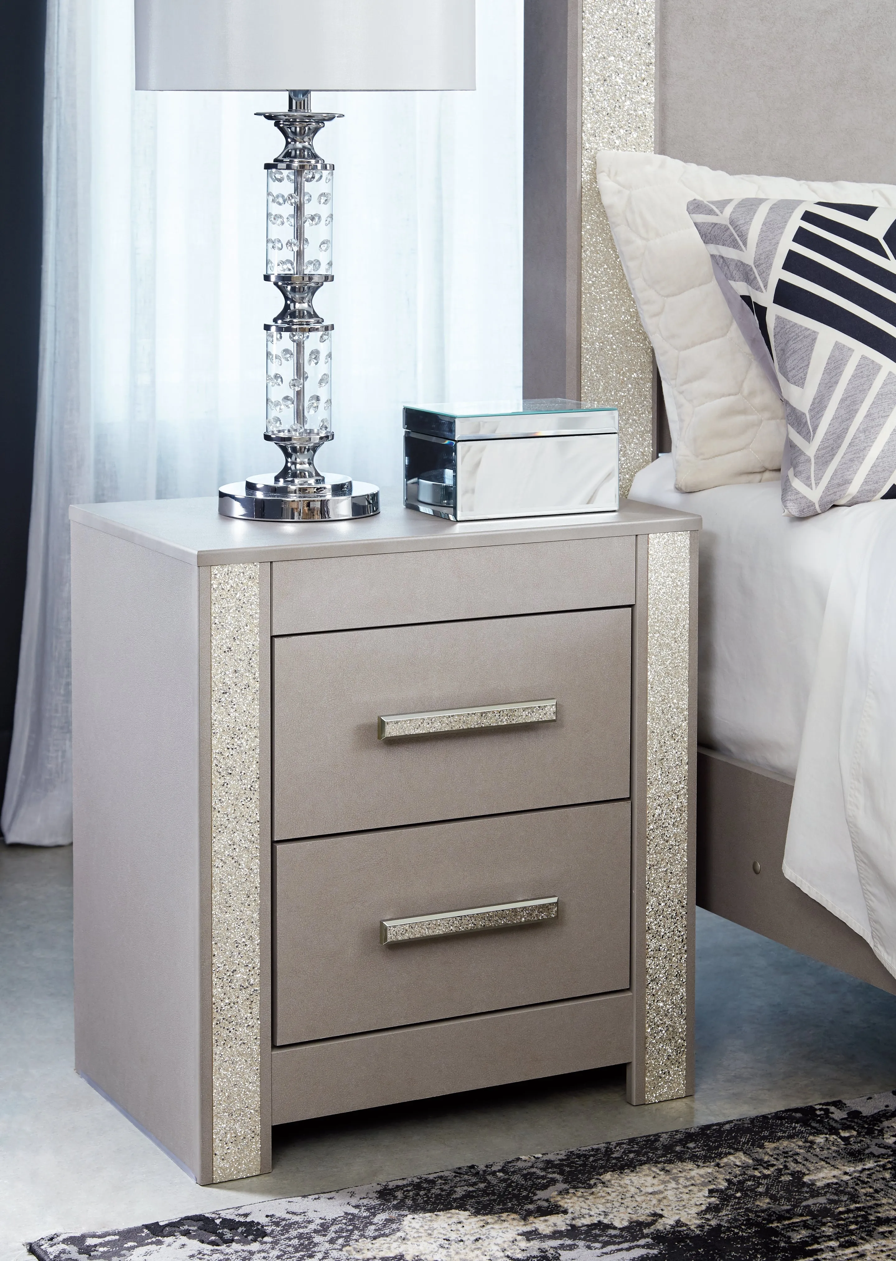 Surancha Full Panel Bed with Mirrored Dresser and 2 Nightstands in Gray